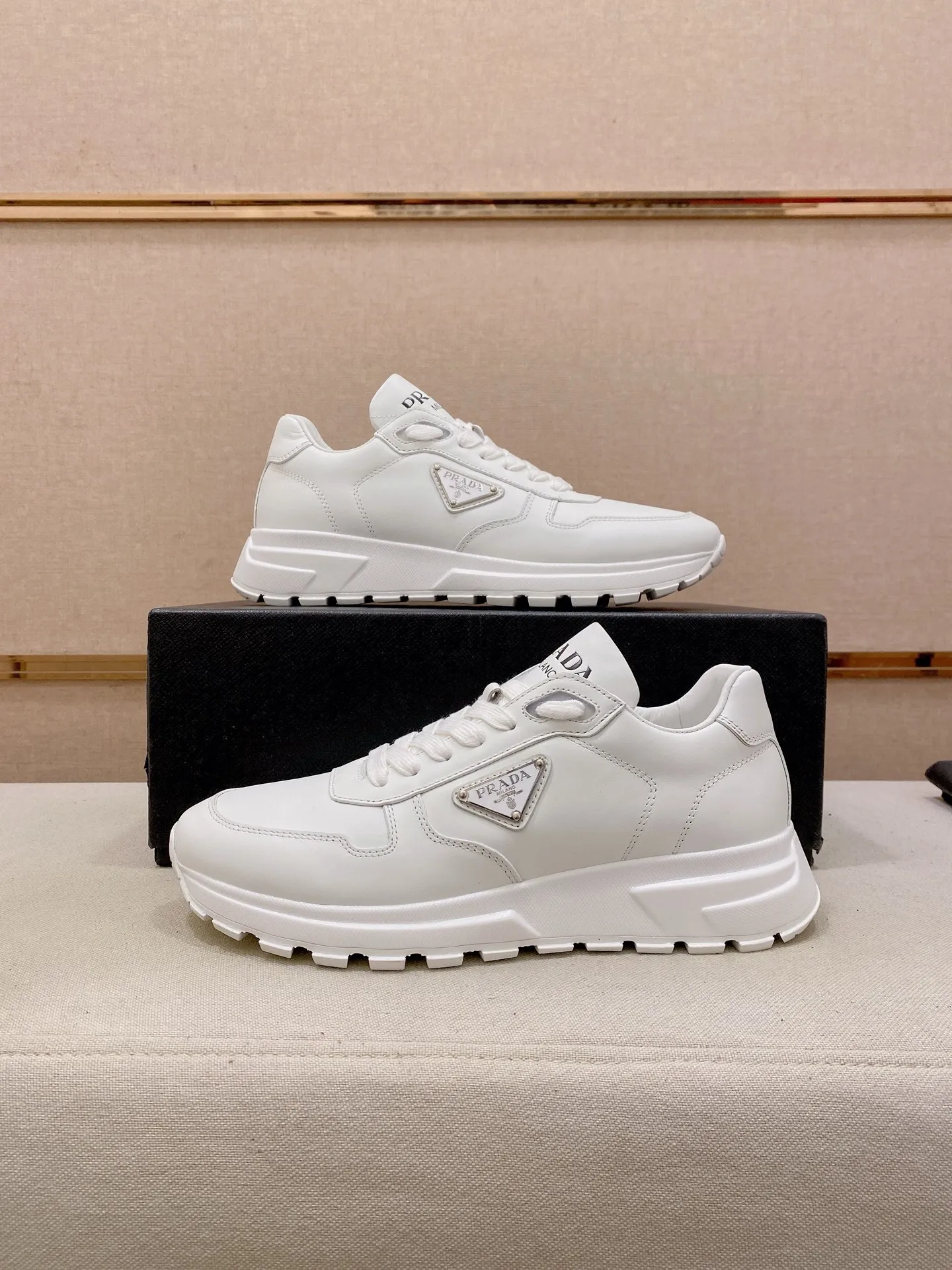 Factory price 600💰 ✔️✔️✔️Higher version High-quality new PRADA (Prada) counters are on the market at the same time. The new men's shoes and 😘fabrics are made of selected first-layer cowhide with superb craftsmanship. Lining: Full cowhide lining. 👍🏿 High-end ☄️ air-cushion molded anti-slip rubber outsole, exquisite lines, simple and elegant, comfortable and high-end for leisure travel. Code number: 38 to 44. 45.46 customized